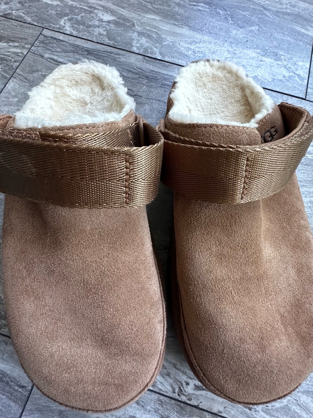 UGG Women's Goldenstar Clogs 7.5 - Picture 7 of 9